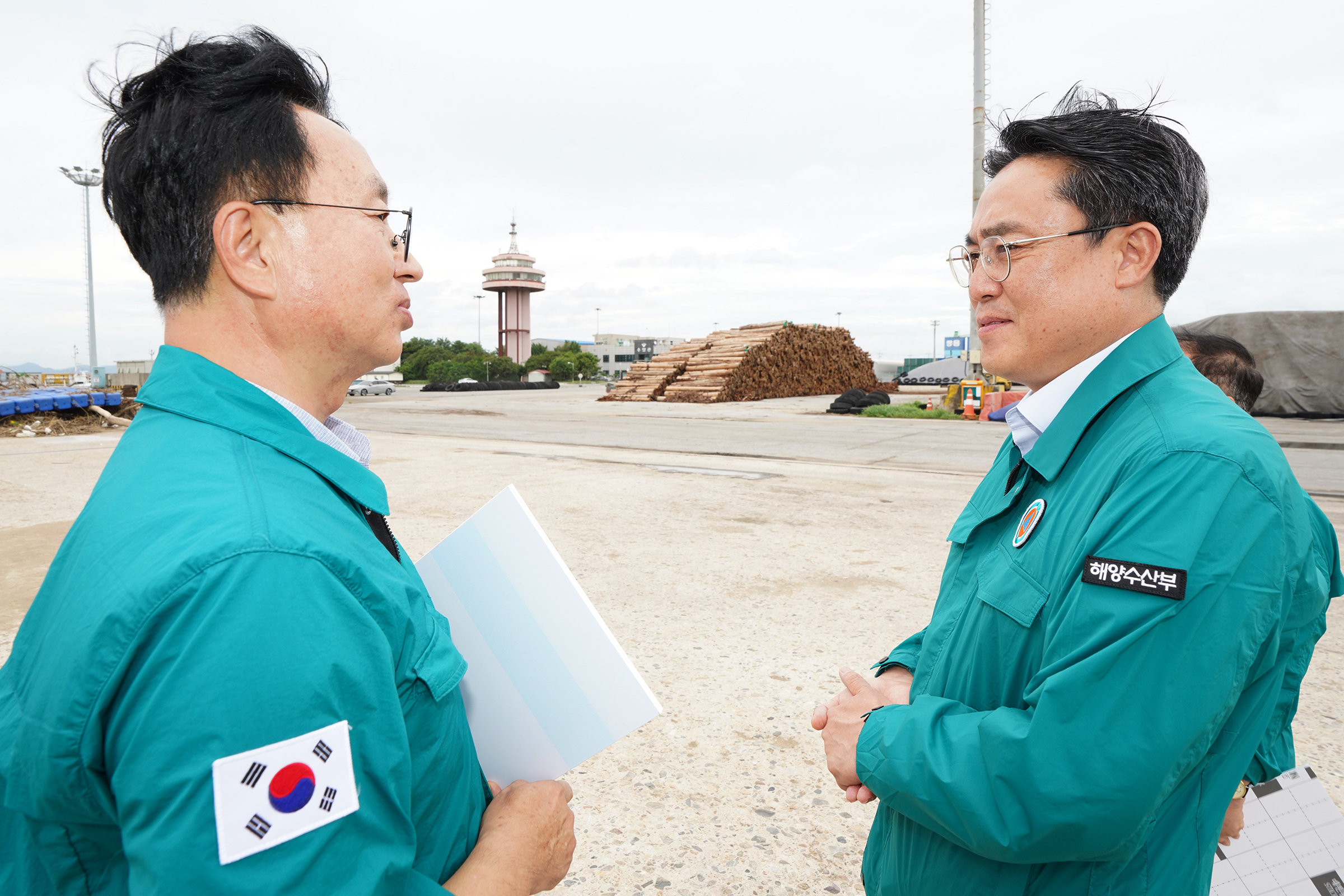 군산항 해양쓰레기 수거현장을 점검(24